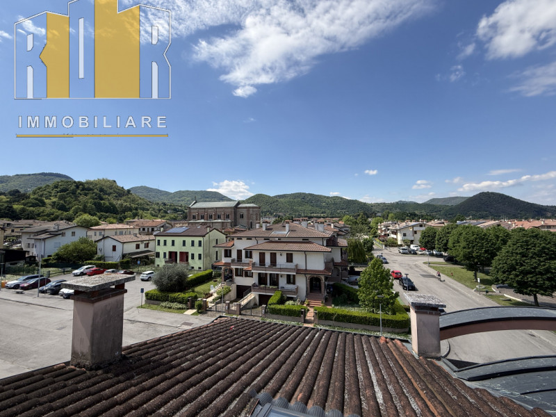 Proponiamo prestigioso appartamento per chi si vuole distinguere al centro di Torreglia con vista...