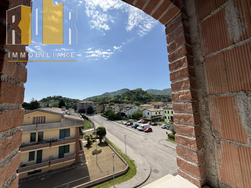 Proponiamo prestigioso appartamento per chi si vuole distinguere al centro di Torreglia con vista...