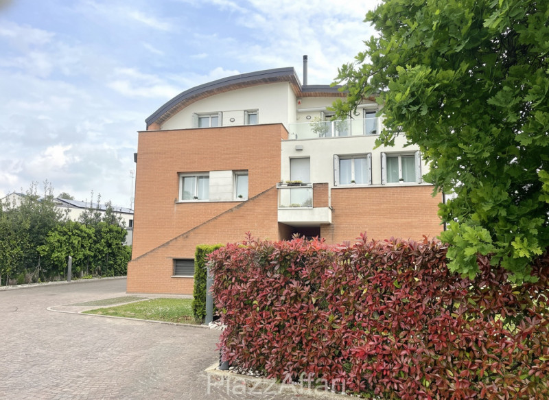 TREVISO - ZONA NORD: In Strada di San Pelaio n. 4, di fronte all'Istituto Statale "FERMI" e con l...