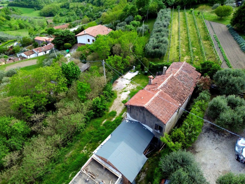 COMPSIZIONE:
Proponiamo in vendita abitazione completamente da ristrutturare, caratterizzata da u...