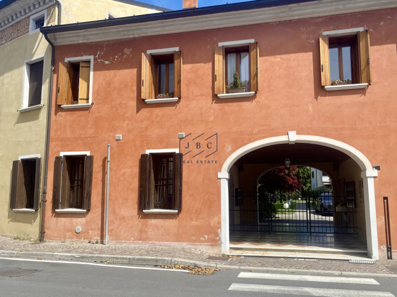 ODERZO - (Treviso)

In un contesto di prestigio a Oderzo, proponiamo ufficio di circa 45 mq comme...