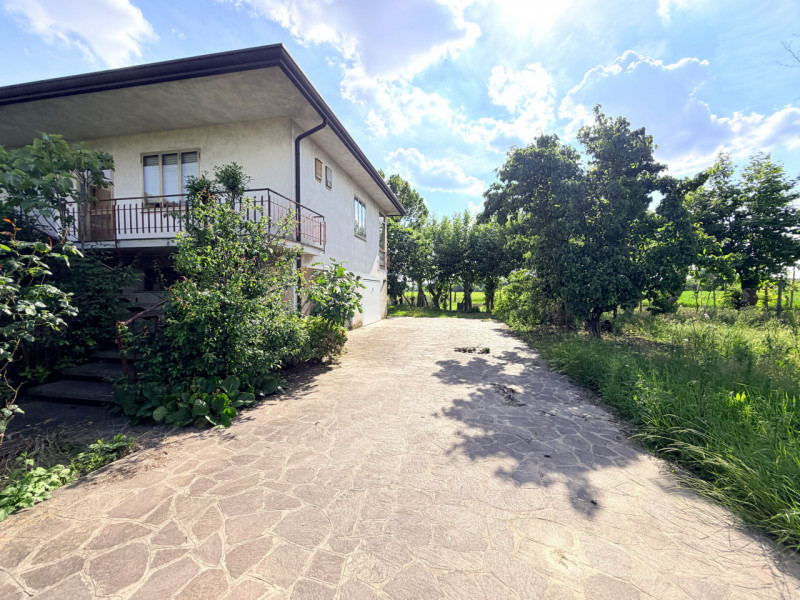 ALBIGNASEGO: a circa un paio di chilometri dal centro di Albignasego, porzione di bifamiliare deg...