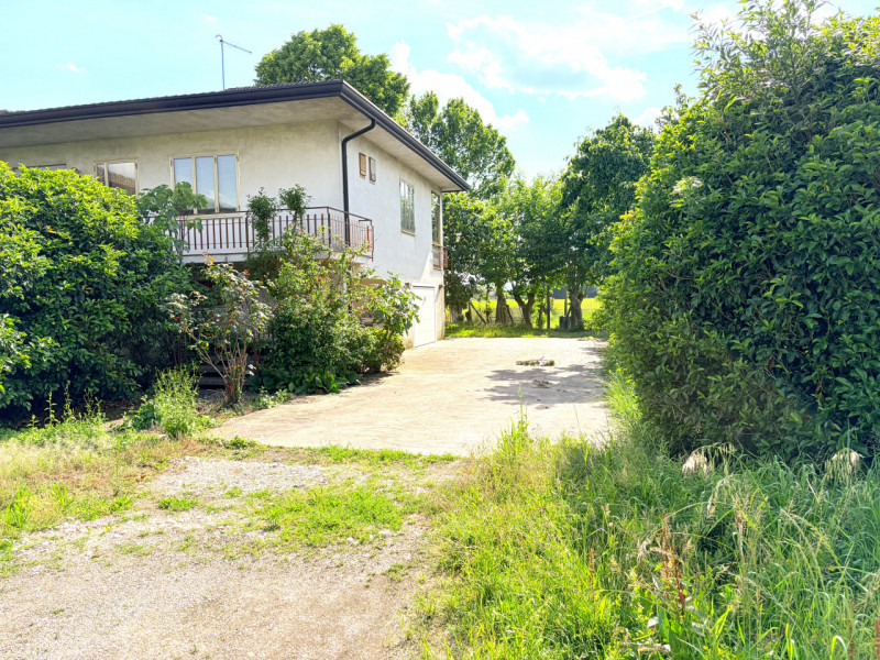 ALBIGNASEGO: a circa un paio di chilometri dal centro di Albignasego, porzione di bifamiliare deg...