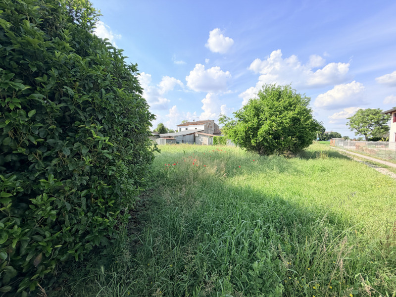 ALBIGNASEGO: a circa un paio di chilometri dal centro di Albignasego, porzione di bifamiliare deg...