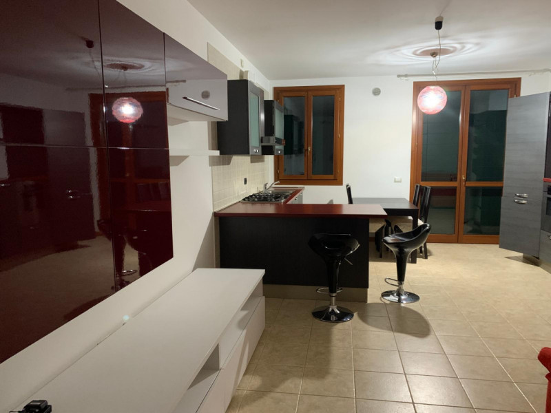 APPARTAMENTO ARREDATO IN LOCAZIONE AL PRIMO PIANO A TERRASSA PADOVANA IN ZONA DI QUARTIERE... E' ...
