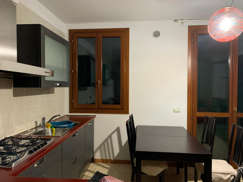 APPARTAMENTO ARREDATO IN LOCAZIONE AL PRIMO PIANO A TERRASSA PADOVANA IN ZONA DI QUARTIERE... E' ...