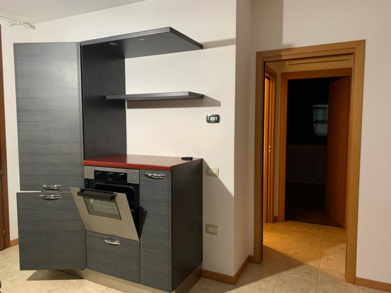 APPARTAMENTO ARREDATO IN LOCAZIONE AL PRIMO PIANO A TERRASSA PADOVANA IN ZONA DI QUARTIERE... E' ...