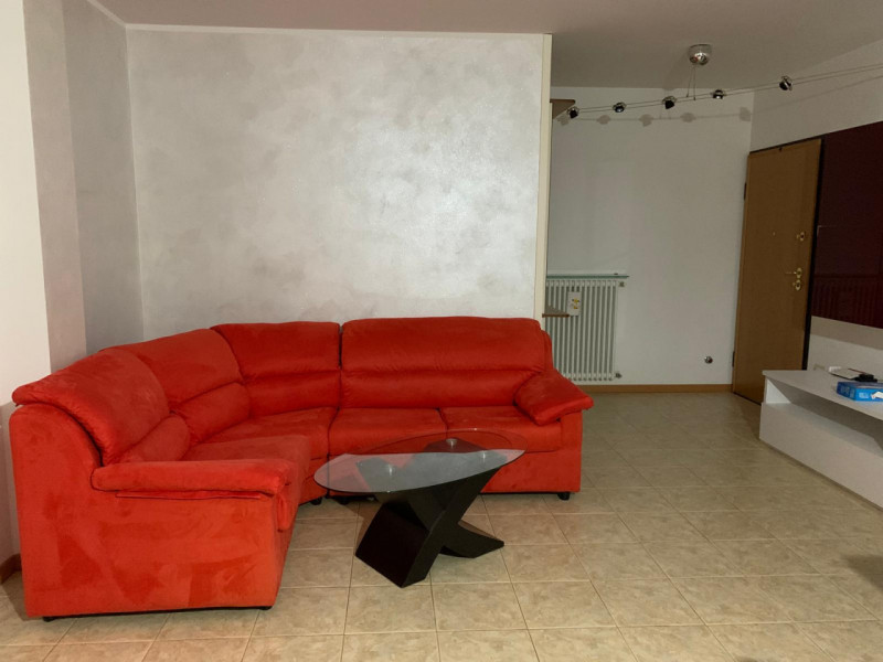 APPARTAMENTO ARREDATO IN LOCAZIONE AL PRIMO PIANO A TERRASSA PADOVANA IN ZONA DI QUARTIERE... E' ...