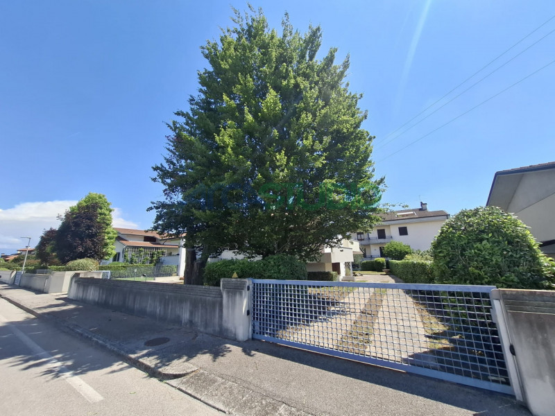 Scoprite questa affascinante porzione di bifamiliare situata nel tranquillo e ricercato comune di...