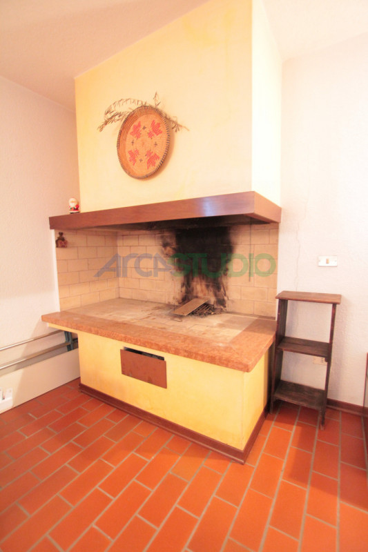 Scoprite questa affascinante porzione di bifamiliare situata nel tranquillo e ricercato comune di...