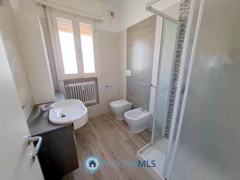 Immobile in esclusiva al Gruppo Padova MLS
ARCELLA 3 CAMERE ULTIMO PIANO RISTRUTTURATO

Sei alla ...
