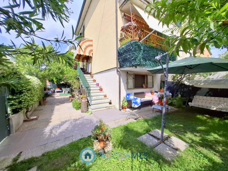 Immobile in esclusiva al Gruppo Padova MLS
PORZIONE DI BIFAMILIARE CON GIARDINO – ARCELLA/S.BELLI...
