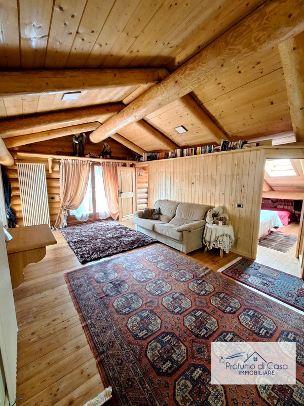 COMELICO SUPERIORE - Vi proponiamo in esclusiva uno splendido Chalet con vista mozzafiato.

Si tr...
