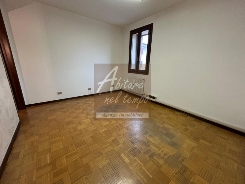 CITTADELLA (PD) 

Proponiamo in locazione un ufficio al piano terra di 50 mq, situato a Cittadell...