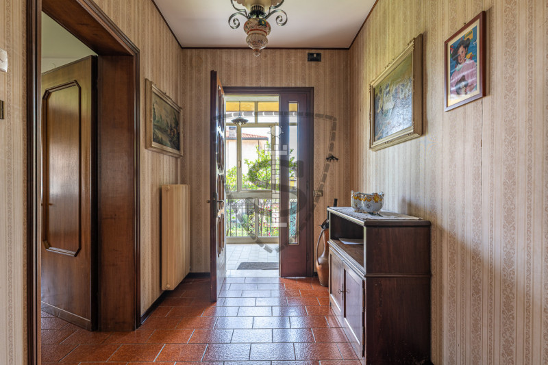 In una zona centrale del comune di Mussolente, proponiamo in vendita una casa singola di 240 mq, ...