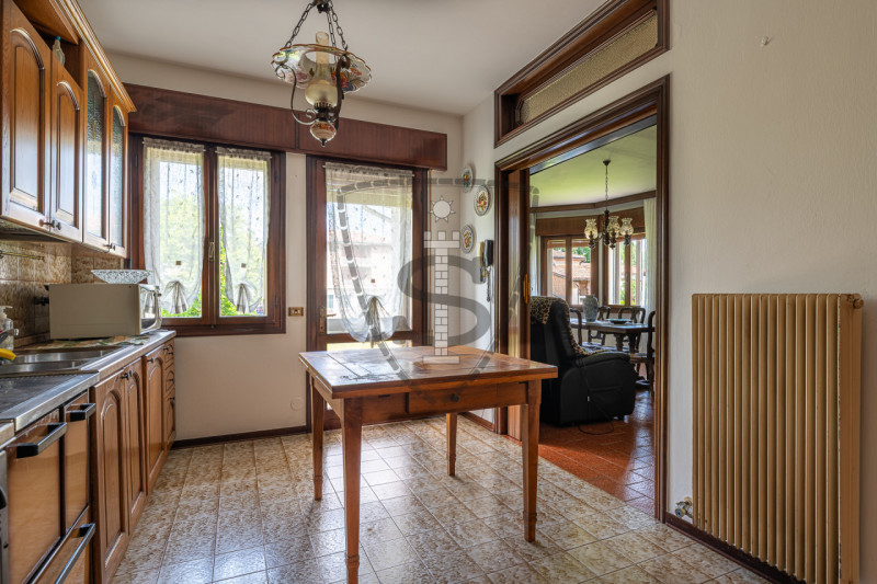 In una zona centrale del comune di Mussolente, proponiamo in vendita una casa singola di 240 mq, ...