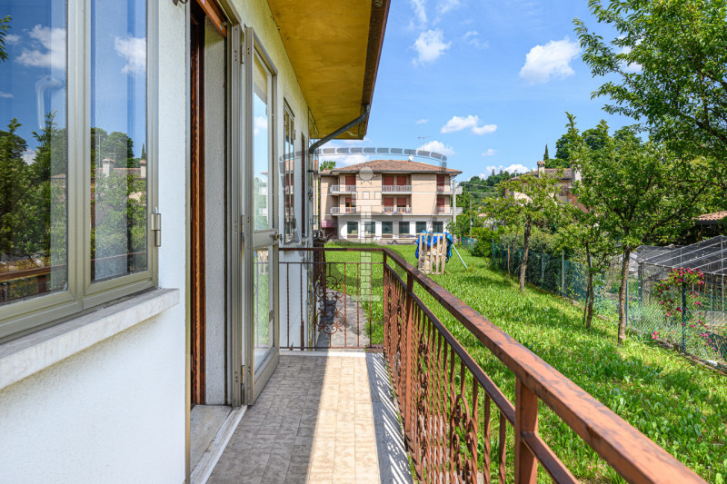 In una zona centrale del comune di Mussolente, proponiamo in vendita una casa singola di 240 mq, ...