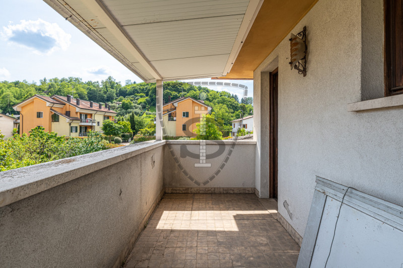 In una zona centrale del comune di Mussolente, proponiamo in vendita una casa singola di 240 mq, ...