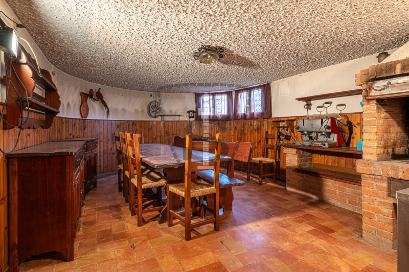 In una zona centrale del comune di Mussolente, proponiamo in vendita una casa singola di 240 mq, ...