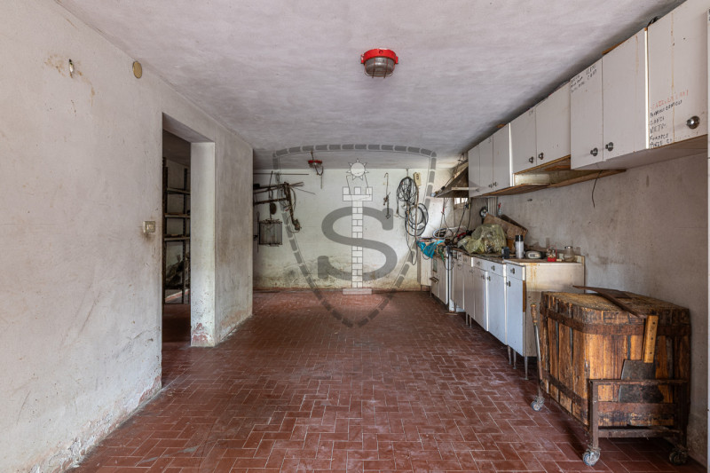 In una zona centrale del comune di Mussolente, proponiamo in vendita una casa singola di 240 mq, ...