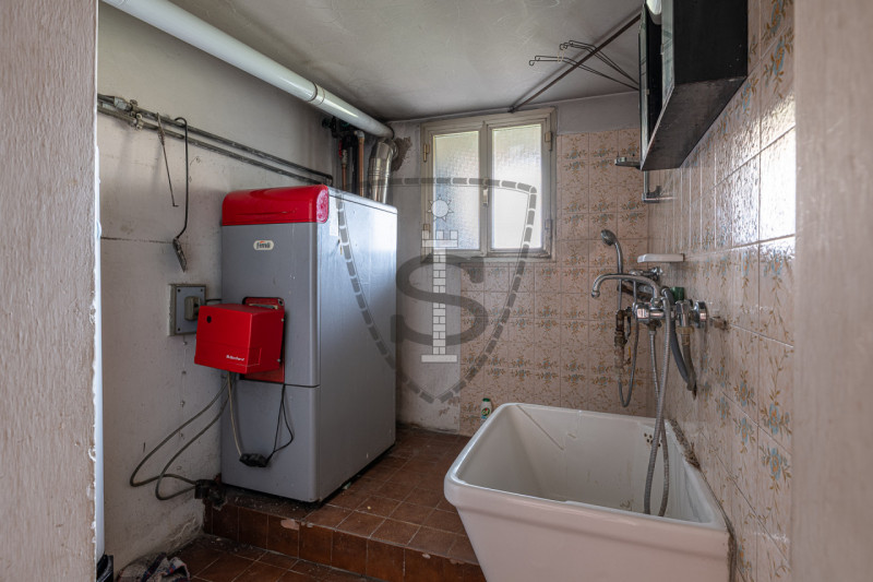 In una zona centrale del comune di Mussolente, proponiamo in vendita una casa singola di 240 mq, ...