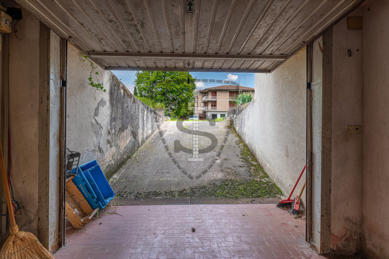 In una zona centrale del comune di Mussolente, proponiamo in vendita una casa singola di 240 mq, ...