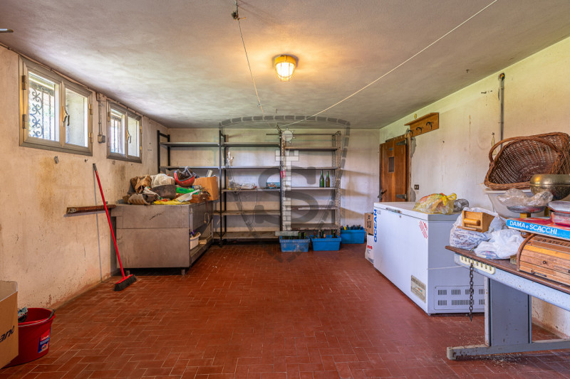 In una zona centrale del comune di Mussolente, proponiamo in vendita una casa singola di 240 mq, ...