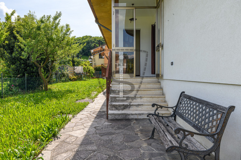 In una zona centrale del comune di Mussolente, proponiamo in vendita una casa singola di 240 mq, ...