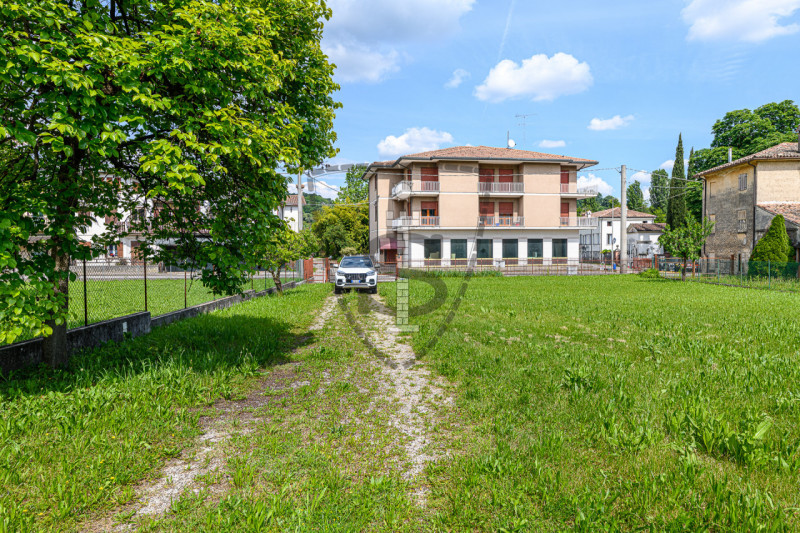 In una zona centrale del comune di Mussolente, proponiamo in vendita una casa singola di 240 mq, ...