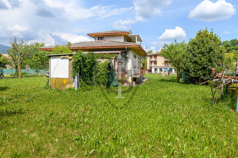 In una zona centrale del comune di Mussolente, proponiamo in vendita una casa singola di 240 mq, ...