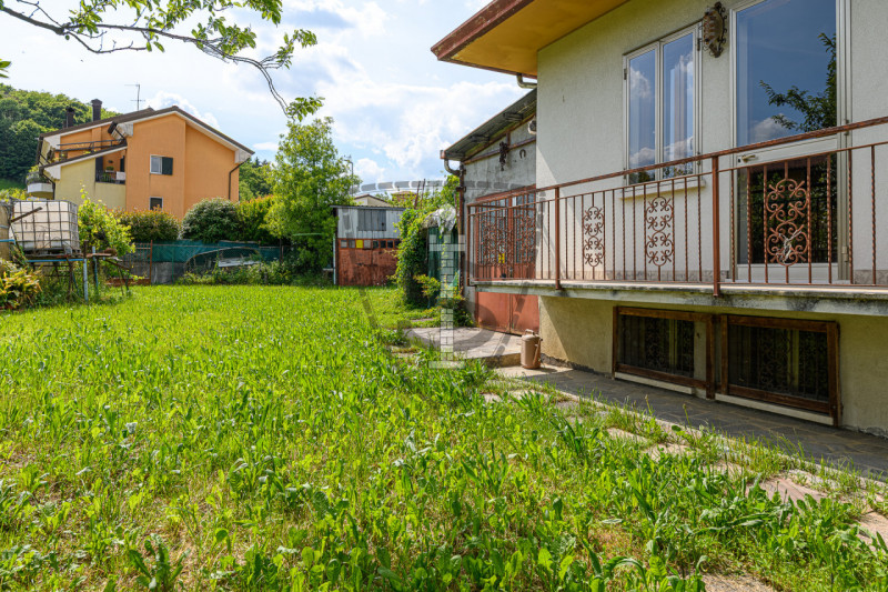 In una zona centrale del comune di Mussolente, proponiamo in vendita una casa singola di 240 mq, ...