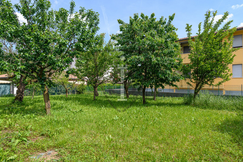 In una zona centrale del comune di Mussolente, proponiamo in vendita una casa singola di 240 mq, ...