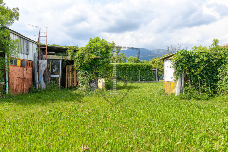 In una zona centrale del comune di Mussolente, proponiamo in vendita una casa singola di 240 mq, ...
