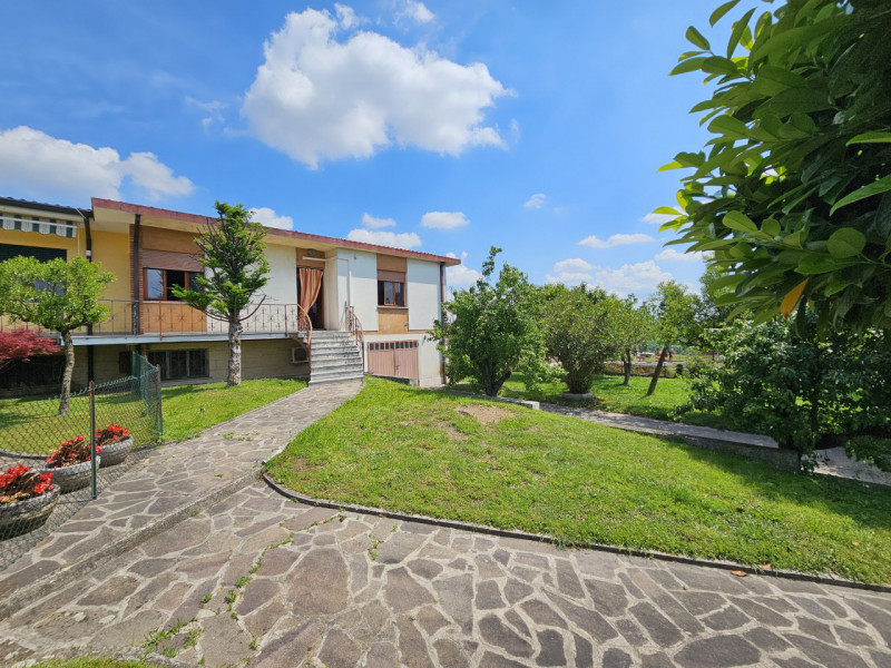 Proponiamo in vendita a Montagnana, in una zona tranquilla a pochi passi dal centro, ampia porzio...