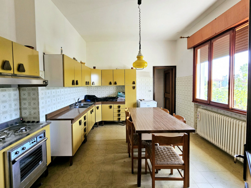 Proponiamo in vendita a Montagnana, in una zona tranquilla a pochi passi dal centro, ampia porzio...