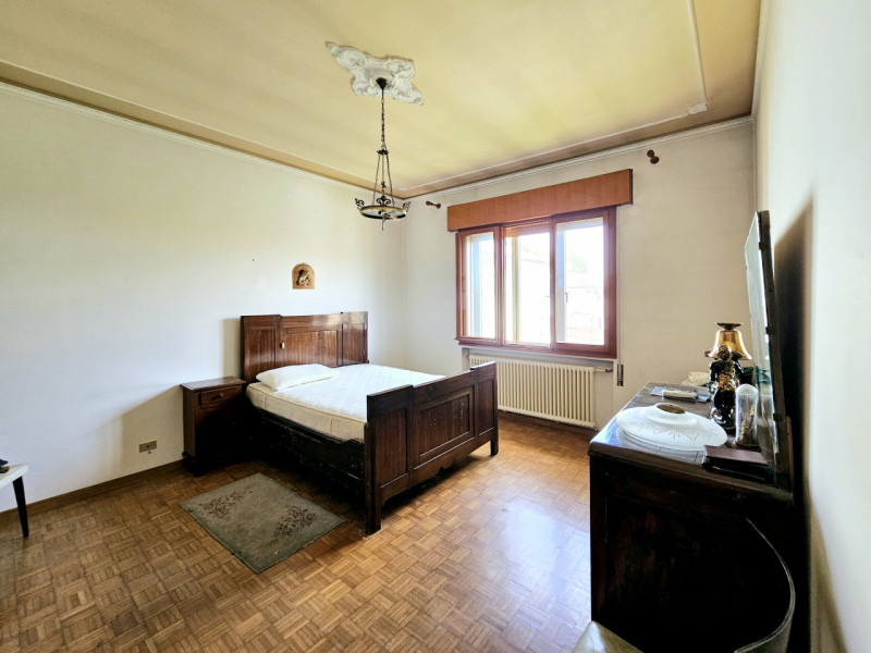 Proponiamo in vendita a Montagnana, in una zona tranquilla a pochi passi dal centro, ampia porzio...