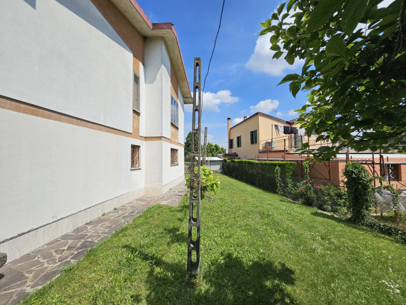 Proponiamo in vendita a Montagnana, in una zona tranquilla a pochi passi dal centro, ampia porzio...