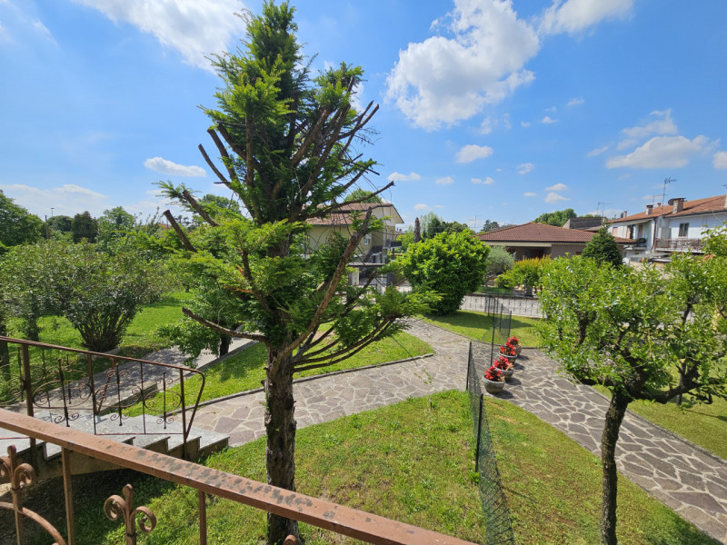 Proponiamo in vendita a Montagnana, in una zona tranquilla a pochi passi dal centro, ampia porzio...