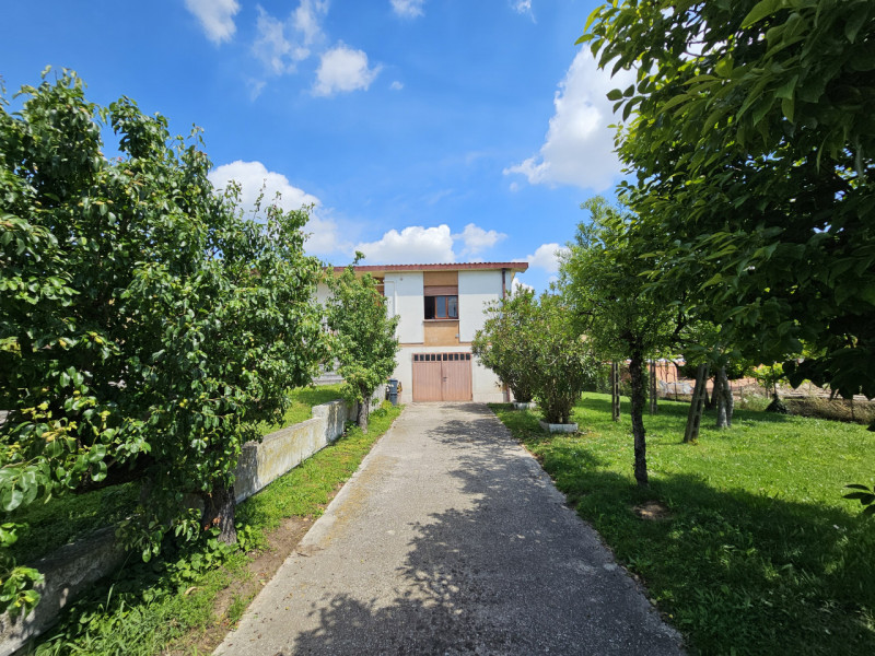 Proponiamo in vendita a Montagnana, in una zona tranquilla a pochi passi dal centro, ampia porzio...