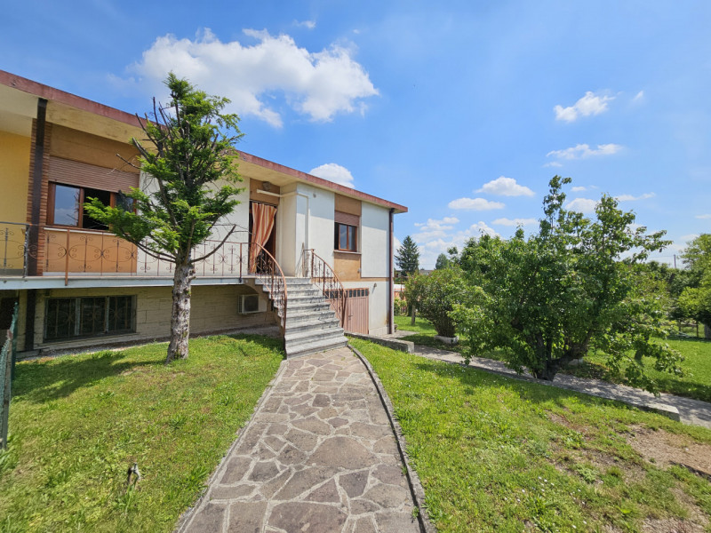 Proponiamo in vendita a Montagnana, in una zona tranquilla a pochi passi dal centro, ampia porzio...