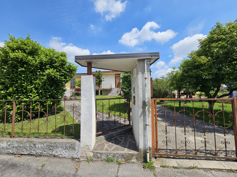 Proponiamo in vendita a Montagnana, in una zona tranquilla a pochi passi dal centro, ampia porzio...