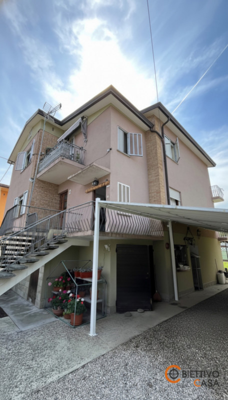 Scopri questa straordinaria opportunità immobiliare nel cuore di Padova, nella ricercata zona di ...