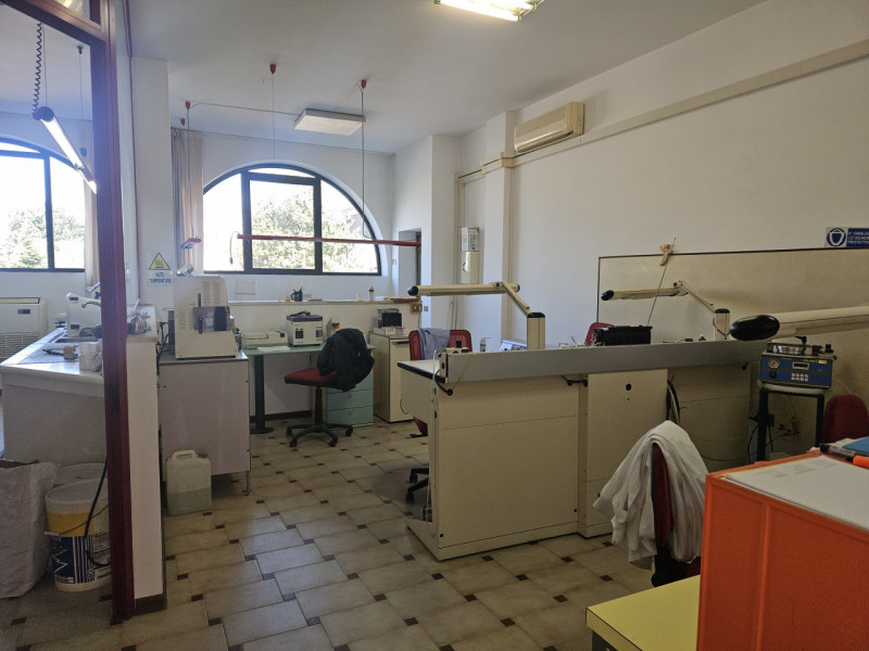 In esclusiva presso la nostra agenzia, proponiamo un negozio laboratorio di oltre 100 mq. situato...