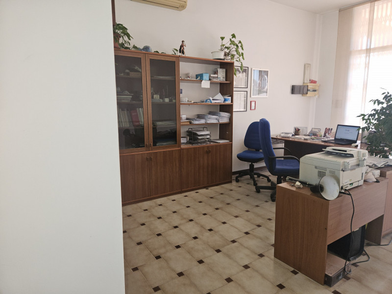 In esclusiva presso la nostra agenzia, proponiamo un negozio laboratorio di oltre 100 mq. situato...
