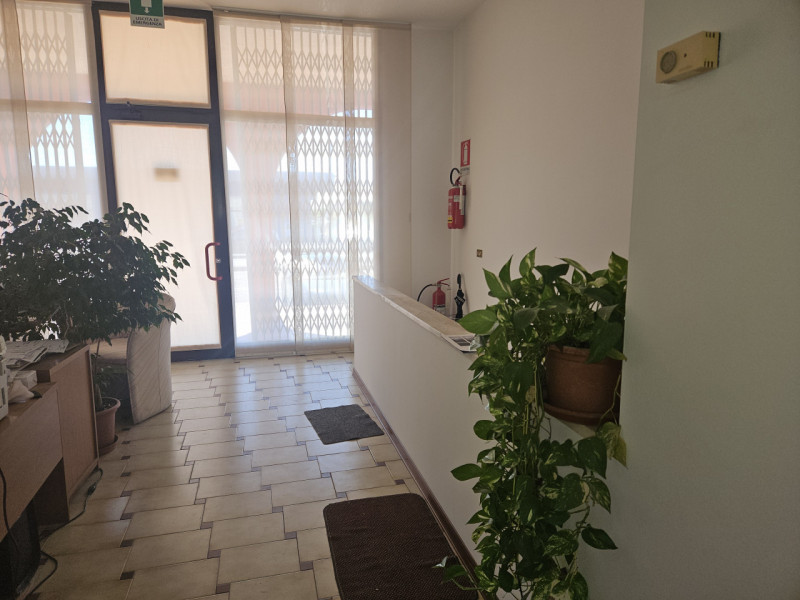 In esclusiva presso la nostra agenzia, proponiamo un negozio laboratorio di oltre 100 mq. situato...