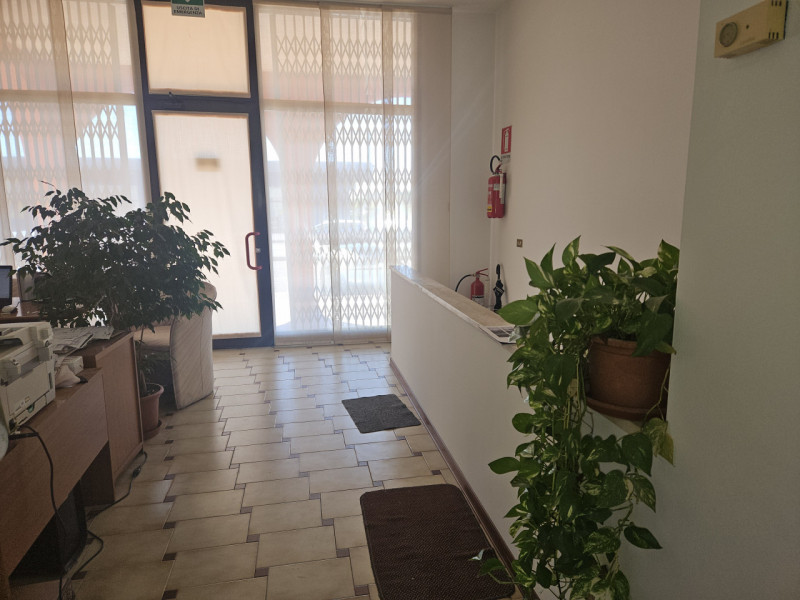 In esclusiva presso la nostra agenzia, proponiamo un negozio laboratorio di oltre 100 mq. situato...