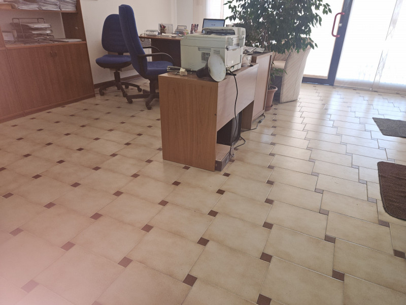 In esclusiva presso la nostra agenzia, proponiamo un negozio laboratorio di oltre 100 mq. situato...