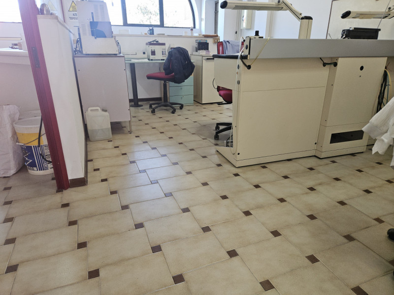 In esclusiva presso la nostra agenzia, proponiamo un negozio laboratorio di oltre 100 mq. situato...