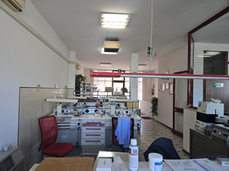 In esclusiva presso la nostra agenzia, proponiamo un negozio laboratorio di oltre 100 mq. situato...