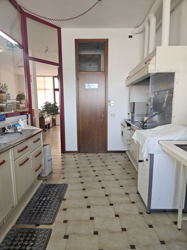 In esclusiva presso la nostra agenzia, proponiamo un negozio laboratorio di oltre 100 mq. situato...